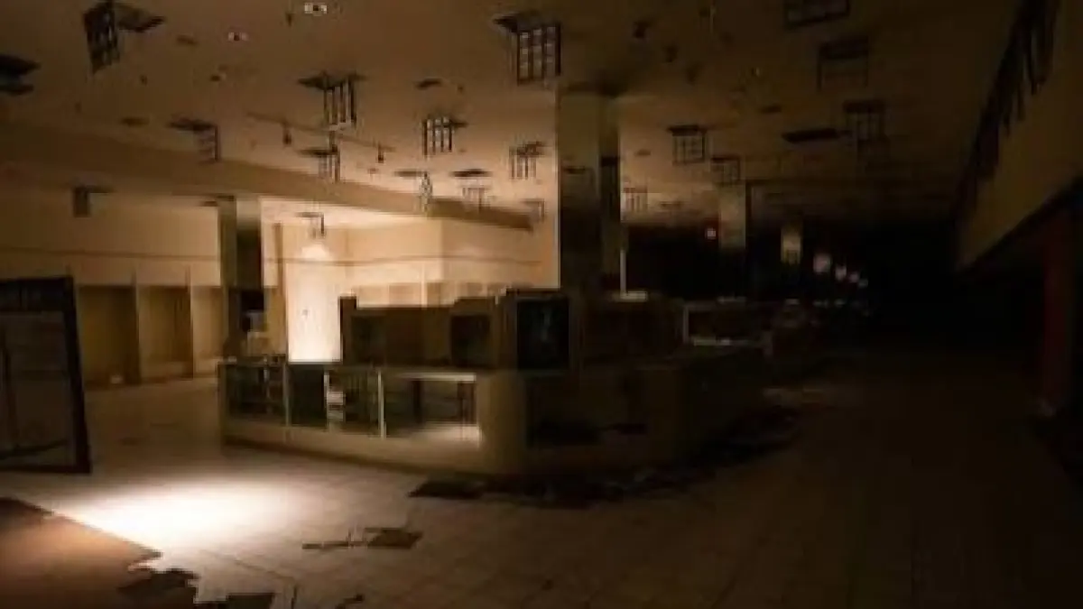 Backrooms di dalam sebuah dead mall (Sumber: Instagram @jonburkey)