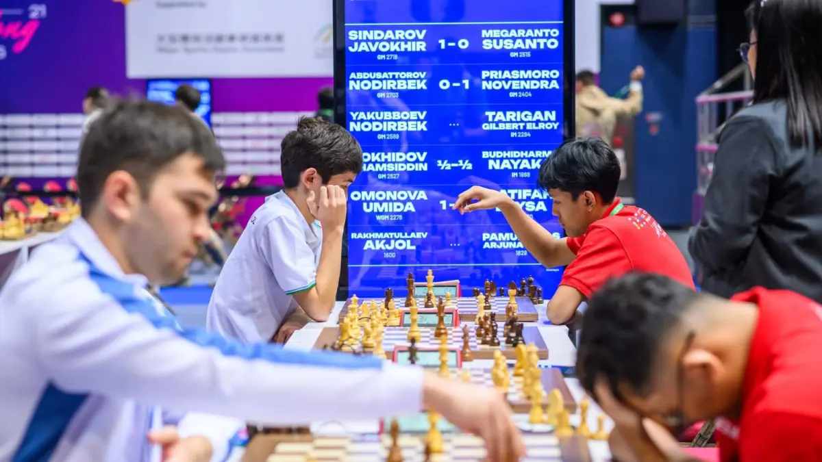 CATAT PERFORMA POSITIF: Arjuna Satria Pamungkas (dua dari kanan) bertanding dalam ajang FIDE World Team Rapid and Blitz Chess Championship 2026 di Queen Elizabeth Stadium, Hongkong pada Senin lalu (22/6).