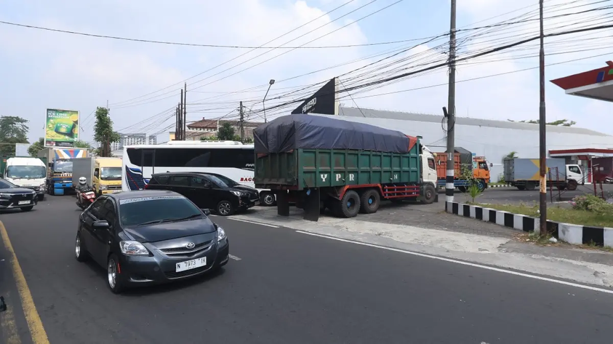 DIBATASI: Antrean di SPBU Pertamina Araya 54.651.04 mengakibatkan kemacetan dari Jalan Raden Panji Suroso sampai Jalan Raden Intan, kemarin. (Darmono/Radar Malang)