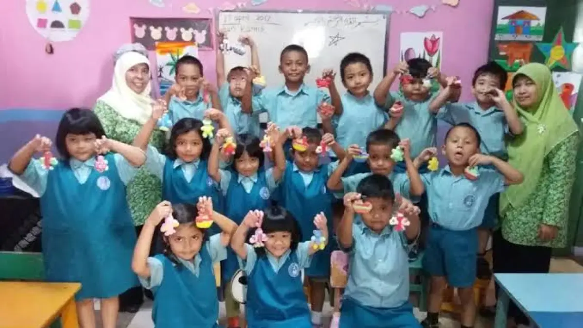 Hari pertama masuk sekolah (Sumber: Prakarya Indonesia)