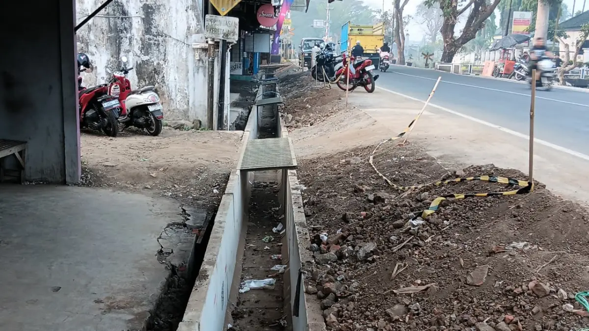 INFRASTRUKTUR: Pemasangan beton drainase di Jalan Sumedang, Desa Cepokomulyo, Kepanjen sudah tuntas kemarin.