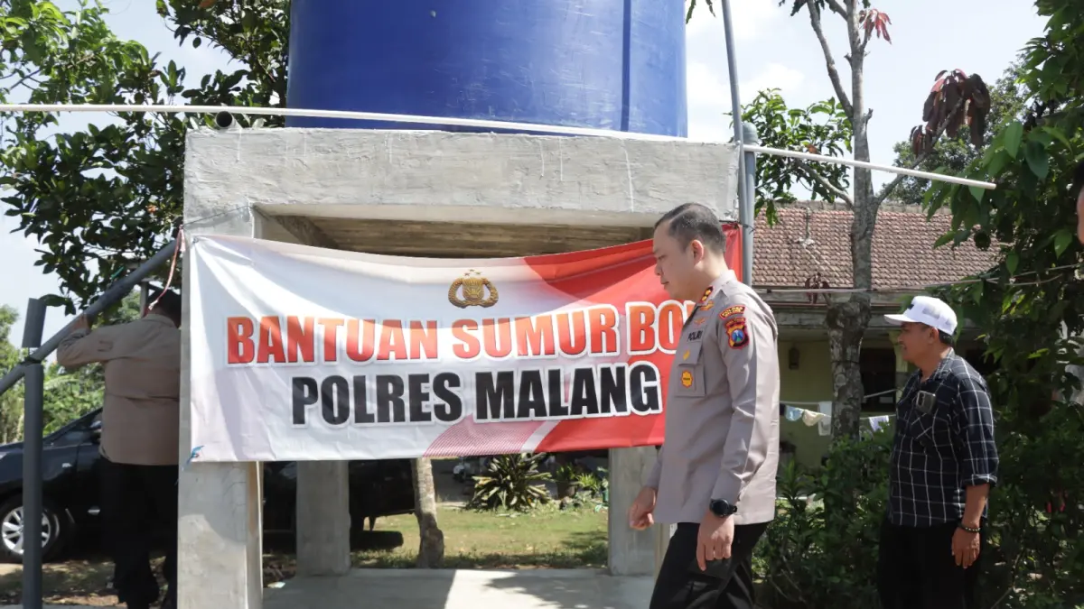 Kapolres Malang AKBP Muhammad Taat Resdi meninjau salah satu pembangunan sumur bor di Malang Selatan. (Humas Polres Malang)