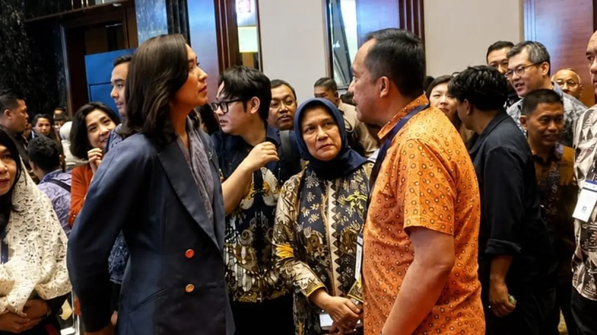 Kepala Disparbud Kabupaten Malang Firmando Hasiholan Matondang (baju orange) berdialog dengan Menteri Pariwisata Widiyanti Putri Wardhana pada acara Travel Meet Asia (TMA) 2026. (Disparbud Kabupaten Malang)