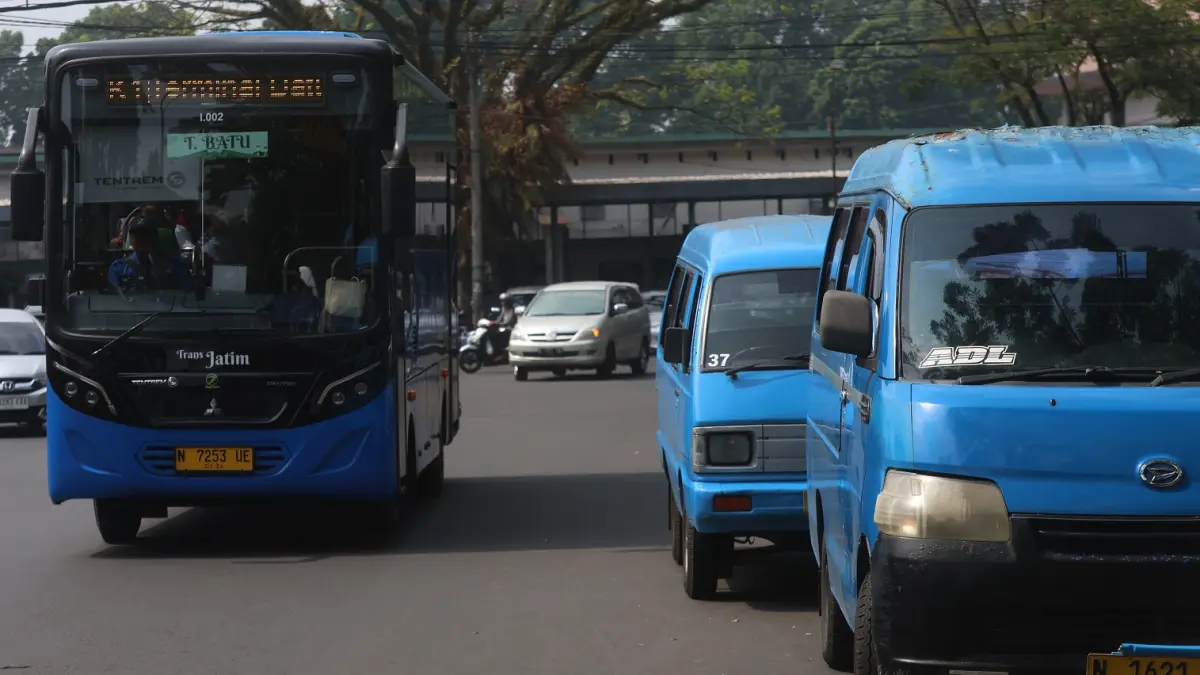 MINTA DIPERHATIKAN: Salah satu armada Bus Trans Jatim melintas di Jalan Trunojoyo, kemarin siang (25/6). (Darmono/Radar Malang)