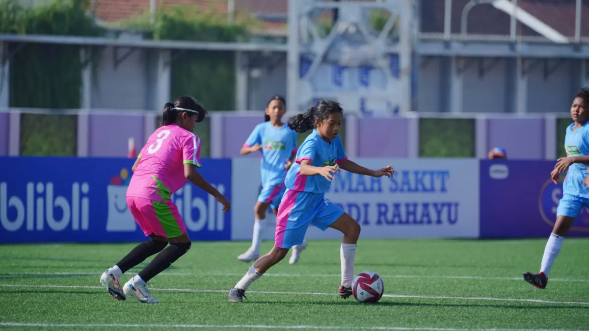 ON FIRE: Penyerang Tim MilkLife Soccer Challenge (MLSC) All-Stars Malang 2026 Garneta F. Imelda (kanan) berusaha melewati pemain Tim All-Stars Samarinda dalam laga di Supersoccer Arena, Kudus, kemarin.