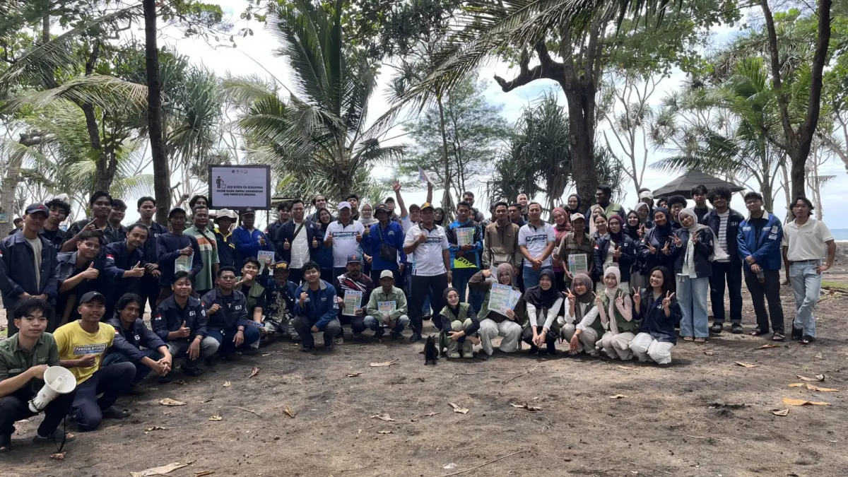 PEDULI: HMTK FTUB gelar pengabdian masyarakat dengan tema Coastal Current: From Shared Spirit to Sustained Prosperity tersebut digelar di Pantai Wonogoro.