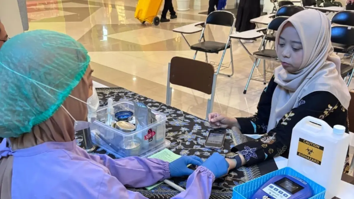 SOSIAL: Peserta saat melakukan donor darah di Ruang Kuliah Lantai 1 Gedung FKG UB, (11/6).