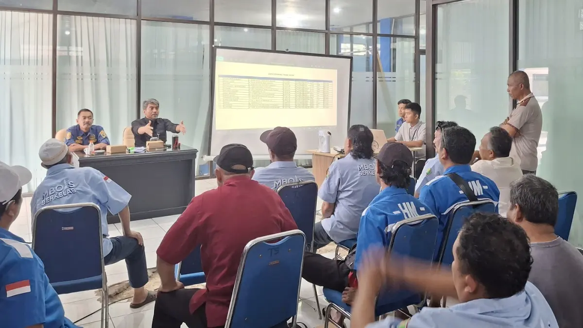 TAMPUNG ASPIRASI: Rapat koordinasi bersama perwakilan sopir angkot digelar di Kantor Dinas Perhubungan (Dishub) Kota Malang, kemarin (25/6). (Nabila Amelia/Radar Malang)