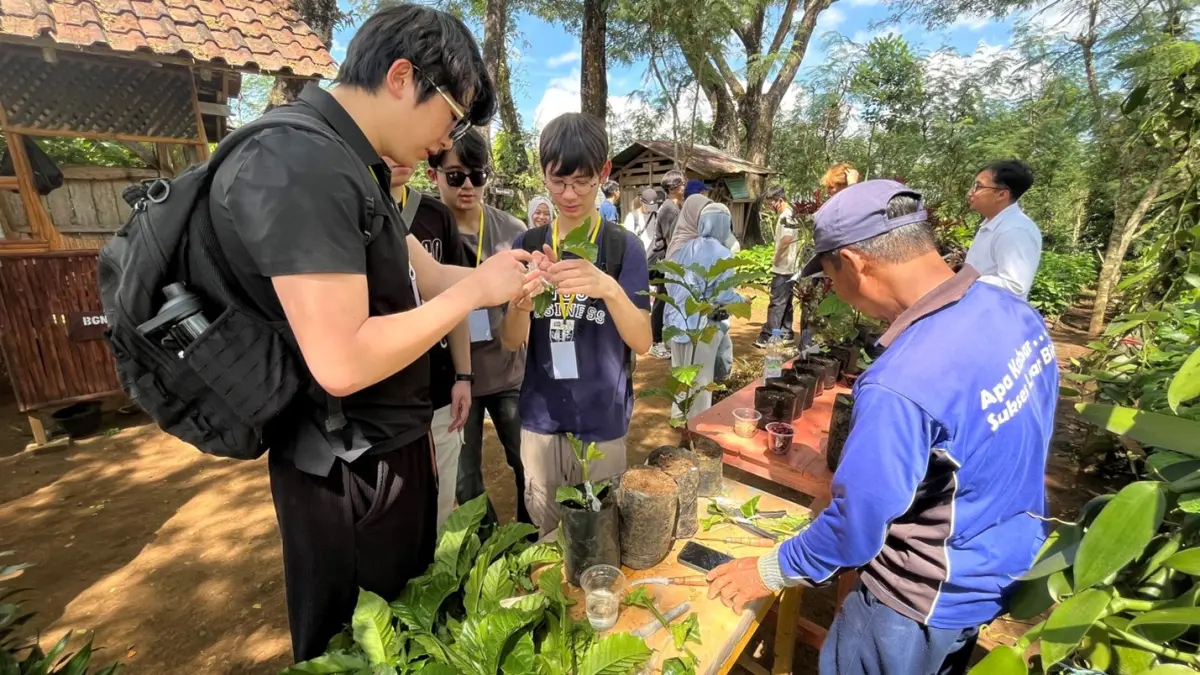 TERJUN LANGSUNG: Peserta mengunjungi Perkebunan Teh Wonosari guna memahami keterkaitan antara sektor agribisnis, pariwisata, dan pemberdayaan masyarakat.