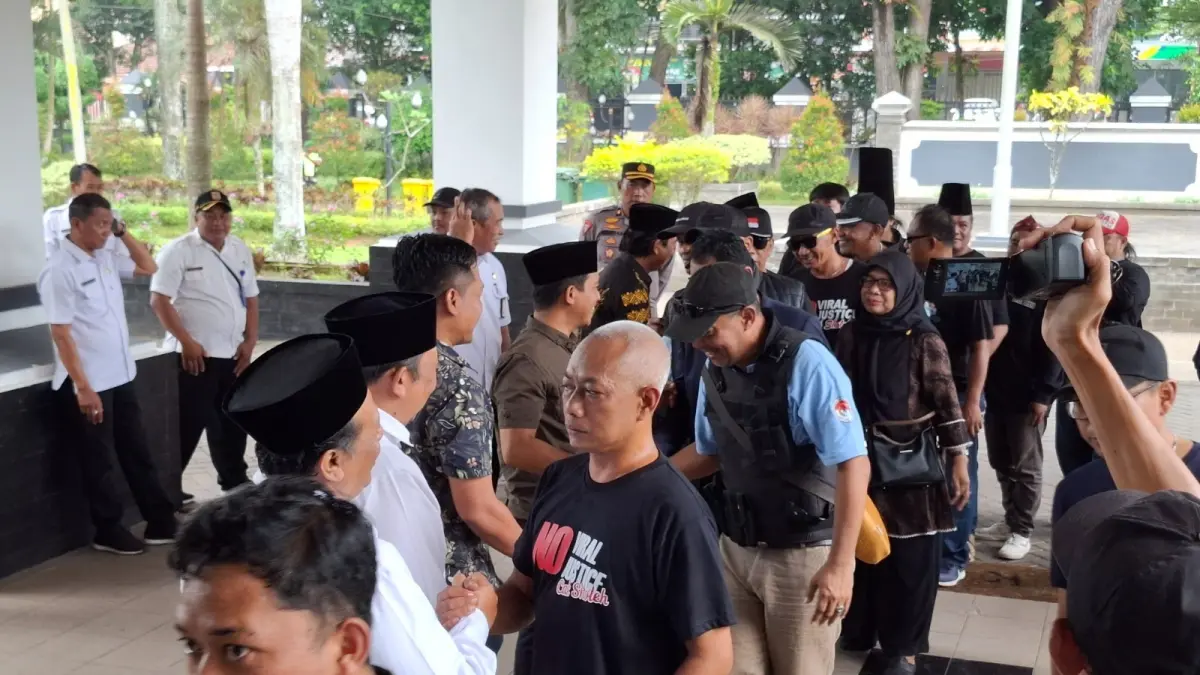Tersangka perusakan gaet Bendungan Lahor Pak Dur saat di gedung DPRD Kabupaten Malang 