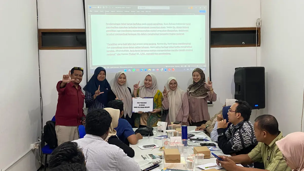 ANDALAN: Kelompok Jenius.com menjadi yang terbaik saat presentasi menjadi wartawan.