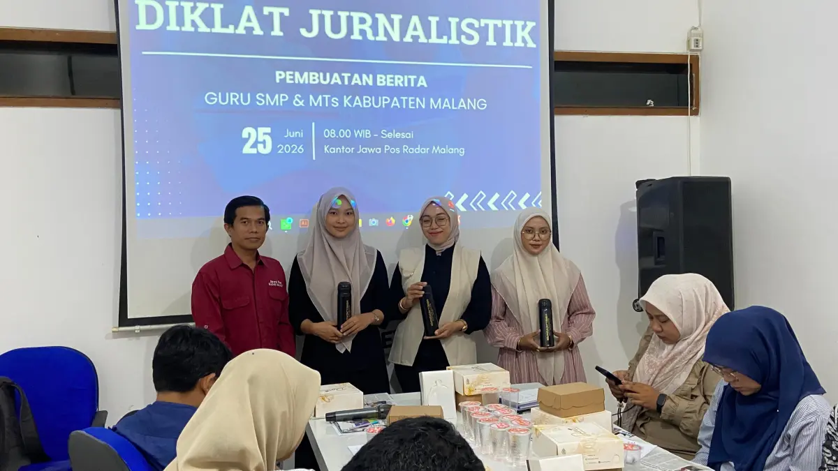 APRESIASI: 3 penulis terbaik Diklat Jurnalistik Guru SMP/MTs se-Kabupaten Malang mendapat hadiah eksklusif dari Jawa Pos Radar Malang.