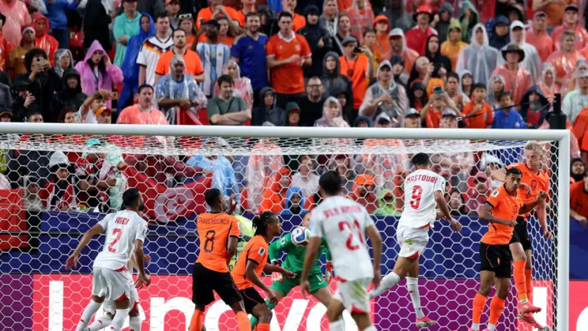 BELANDA VS TUNISIA: Hazem Mastouri Cetakkan Gol Sundulan dalam Duel Terakhir Grup F Piala Dunia yang Dimenangkan De Oranje (Sumber: FIFA).