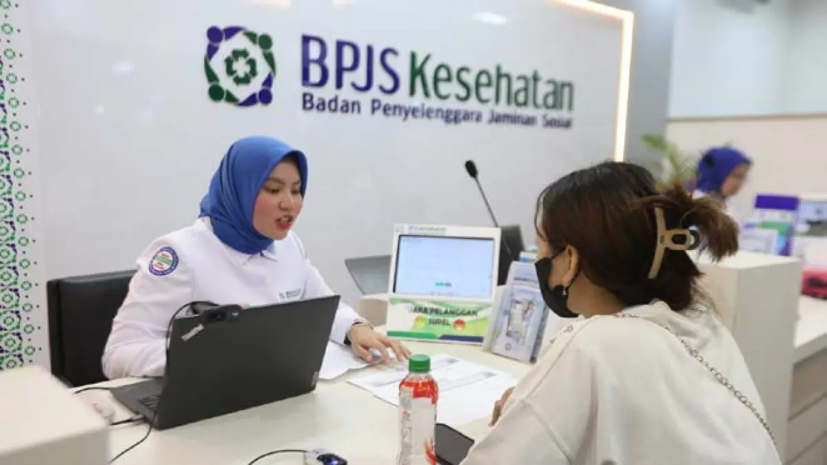 BERI PELAYANAN: Petugas BPJS Kesehatan Cabang Malang tengah menjelaskan beberapa informasi kepada salah satu warga kemarin. DPRD bakal melakukan evaluasi pembiayaan UHC.