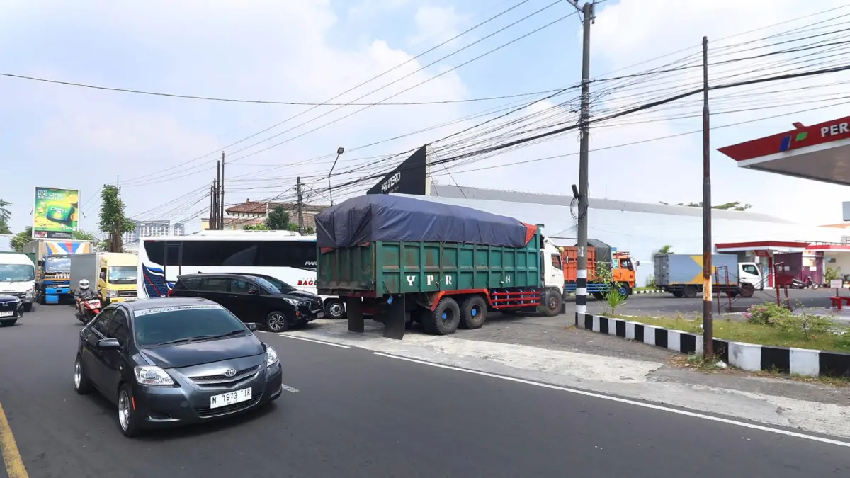 DIBATASI: Antrean di SPBU Pertamina Araya 54.651.04 mengakibatkan kemacetan di Jalan Raden Panji Suroso kemarin.