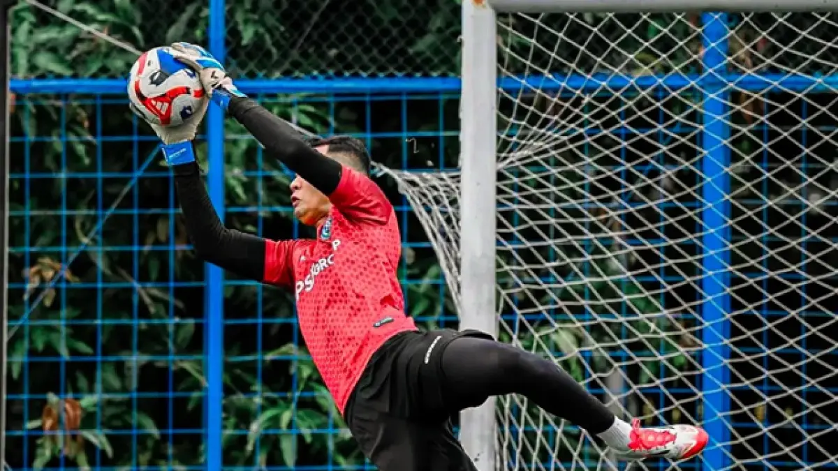 DIRUMORKAN MERAPAT: Erlangga Setyo menjalani sesi latihan bersama PSPS Pekanbaru. Dia dikabarkan akan berkostum Arema FC pada kompetisi musim depan.