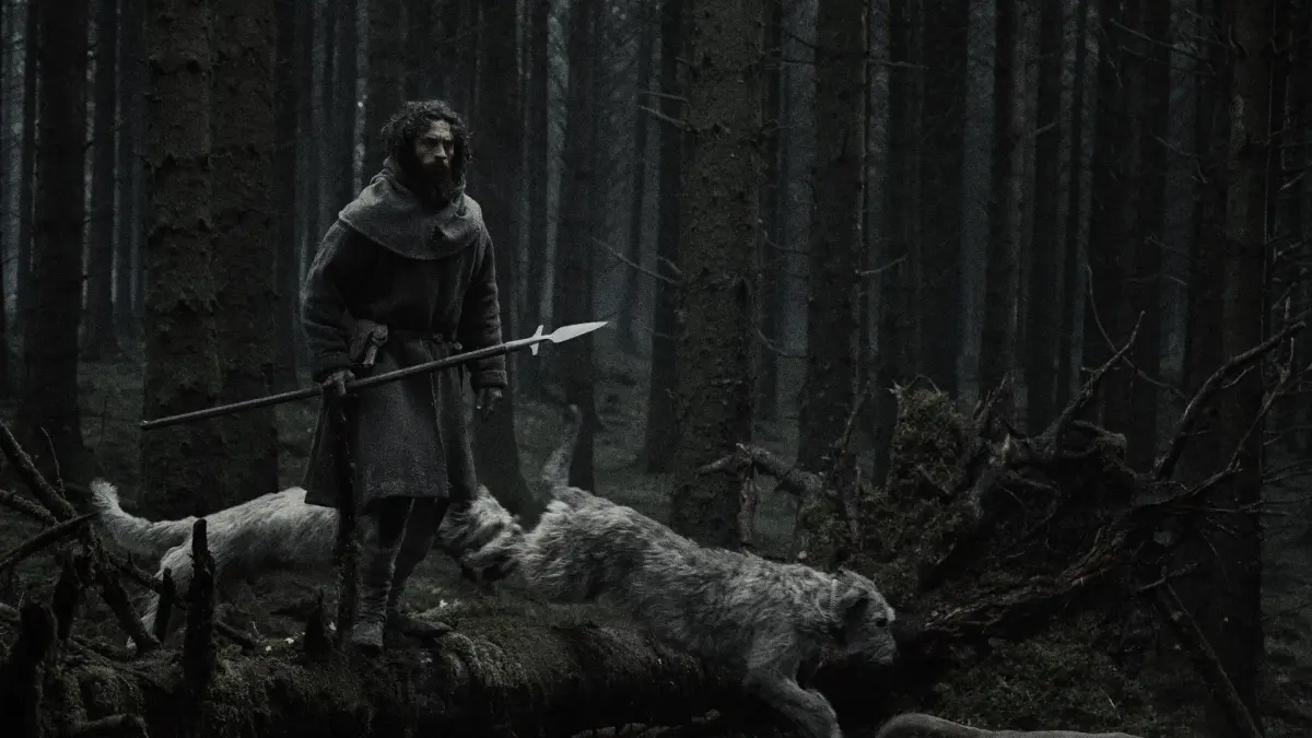 First look Werwulf menampilkan Aaron Taylor-Johnson dalam atmosfer gelap khas Robert Eggers. (photo: Focus Features)