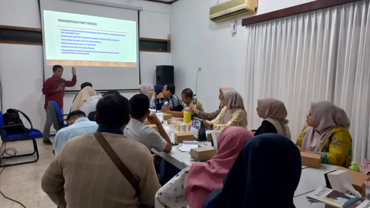 FOKUS: Para guru antusias mengikuti Diklat di Kantor Jawa Pos Radar Malang, Kamis (25/6).