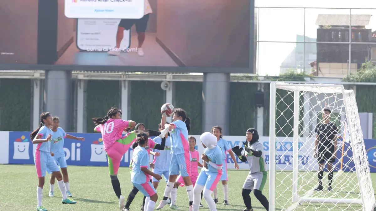 HAPPY ENDING: Para pemain Tim All-Stars Malang berusaha menghalau bola hasil sepak pojok penggawa Tim All Stars Samarind dalam laga di Supersoccer Arena, Kudus, kemarin.