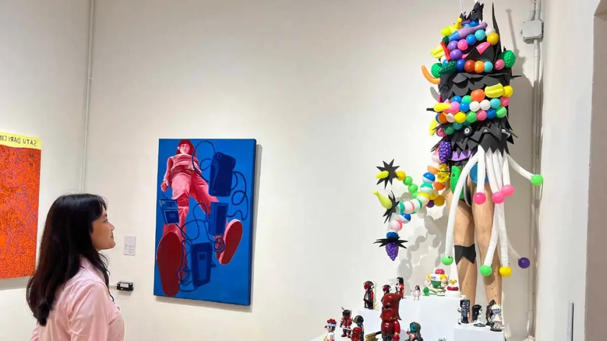 MENIKMATI SENI: Salah satu pengunjung menikmati pembukaan pameran Mukadimah di Galeri Seni Artmeru, Jalan Semeru, kemarin (25/6).