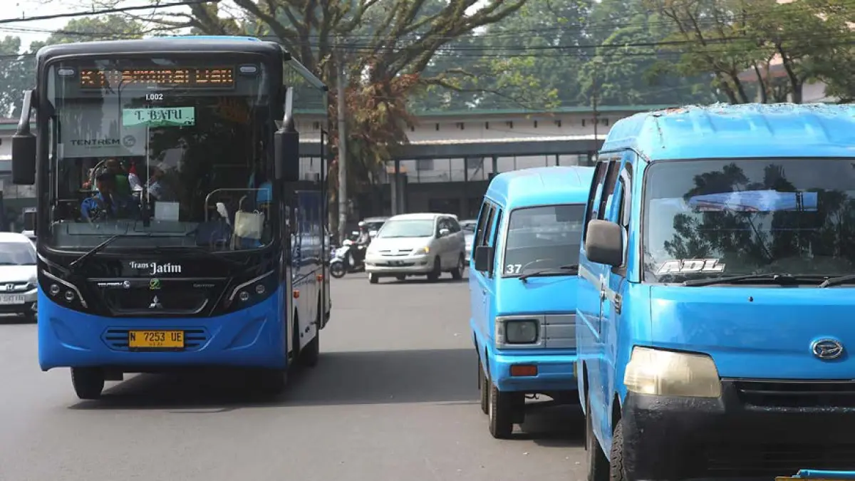 MINTA DIPERHATIKAN: Salah satu armada Bus Trans Jatim melintas di Jalan Trunojoyo, kemarin siang (25/6)