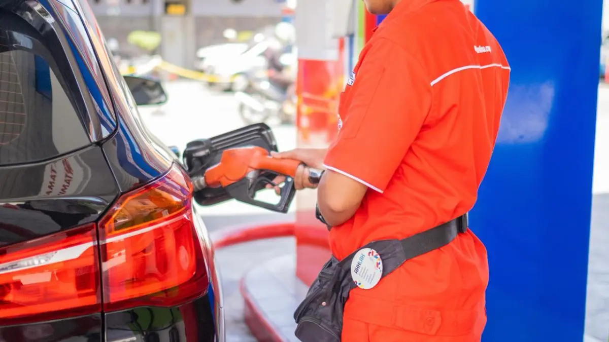 PAS: Petugas SPBU Pertamina mengisi BBM.
