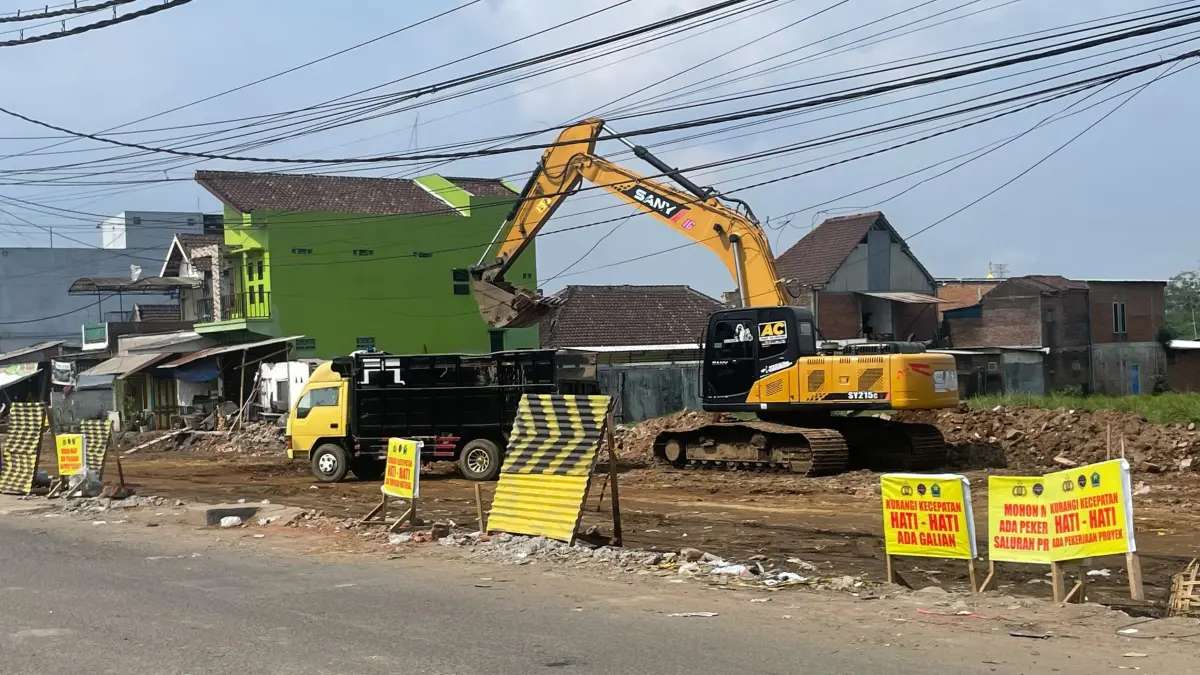 Progres perbaikan jalan Pasar Induk Gadang per Jumat (26/6). (Andika Satria Perdana/Radar Malang)