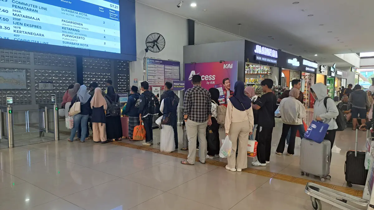 Sejumlah penumpang antre melakukan boarding pass di Stasiun Malang. (KAI Daops 8 Surabaya for Radar Malang)
