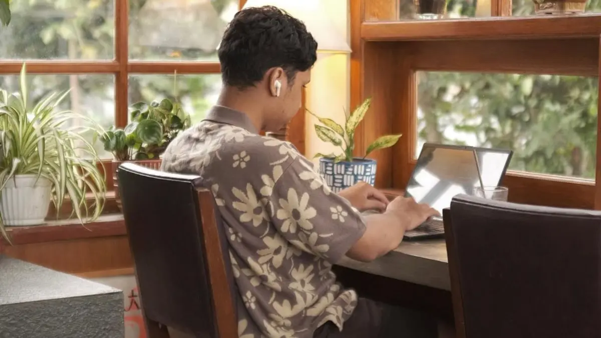 Suasana Oemah Bapak yang tenang membuat kafe ini cocok untuk mengerjakan tugas, bekerja, maupun menikmati me time (Instagram @oemahbapak)