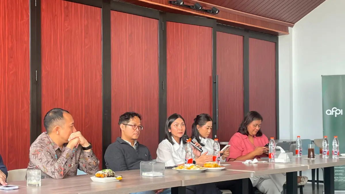 ANDALKAN REKAM JEJAK: Ketua Bidang Organisasi Asosiasi Fintech Pendanaan Bersama Indonesia (AFPI) Yulvina Napitupulu (pegang mic) memberi keterangan pers di salah satu kafe di Jalan Veteran, Lowokwaru, Kamis lalu (25/6). (Andika Satria Perdana/Radar Malang)