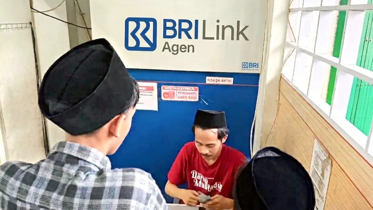 BANTU SANTRI: BRILink Agen di Toko Assalam Lirboyo, Kota Kediri mencatat 200-an transaksi setiap hari. (Region 13 Malang For Radar Malang)