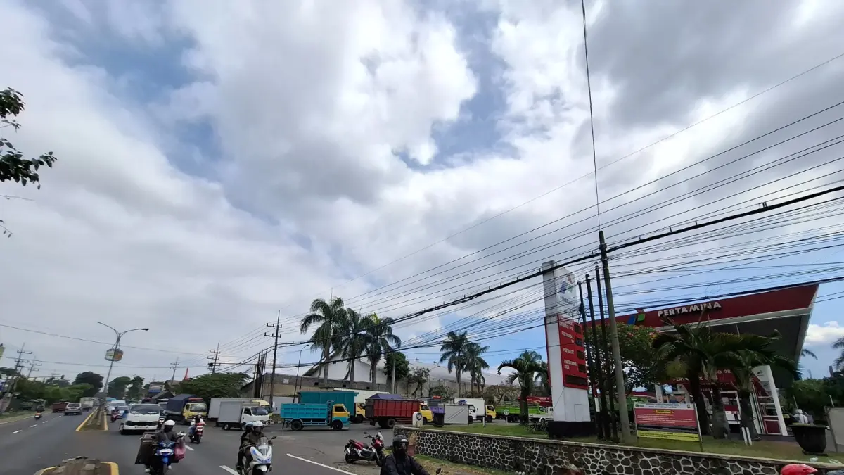 ENERGI: Kendaraan antre BBM di SPBU Bedali, Kecamatan Lawang kemarin (26/6). Antrean mengakibatkan kepadatan arus lalu lintas.