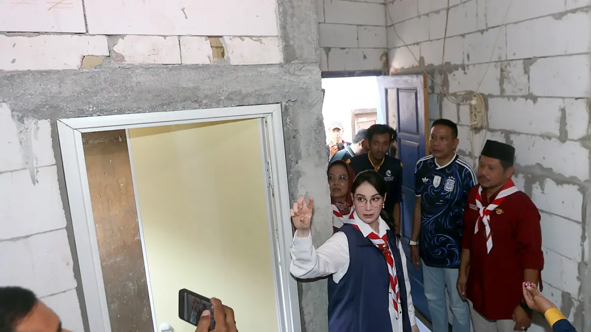 IKUT MEMANTAU: Waka Binamuda Pramuka Kwarda Jatim Arumi Bachsin bersama Wali Kota Malang Wahyu Hidayat meninjau proses bedah rumah di Kelurahan Tlogowaru, Kedungkandang, kemarin. (Darmono/Radar Malang)