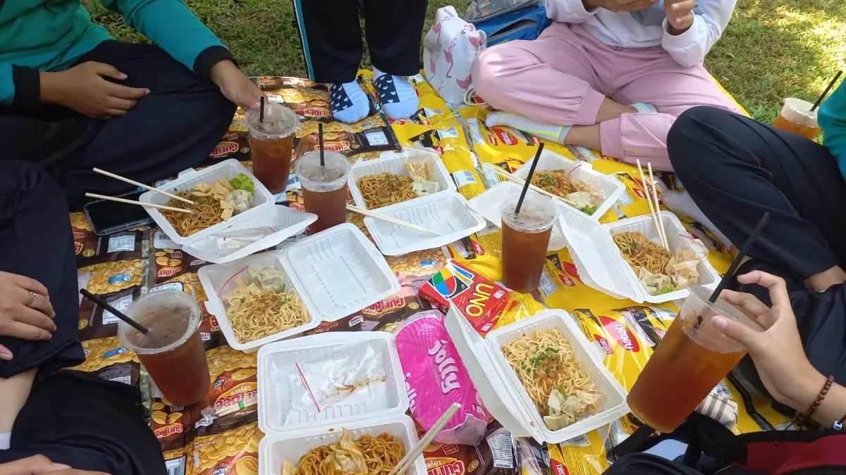 Jajanan yang menggunakan wadah styrofoam dan plastik. (Sumber: Dokumentasi Aldila Kyanna/Radar Malang)