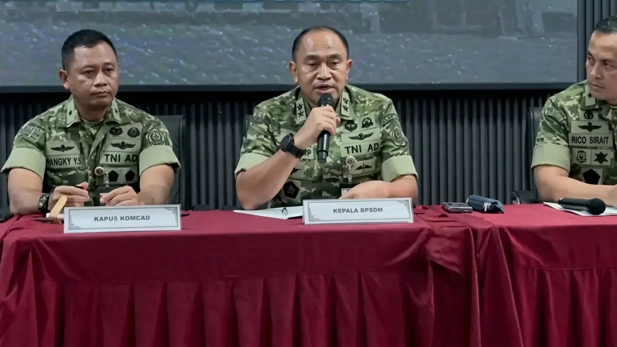 KEPALA BPSDM MENHAN (TENGAH): Sampaikan Kabar Duka Meninggalnya Calon Manajer Kopdes saat Mengikuti Latsarmil (Sumber: Istimewa).