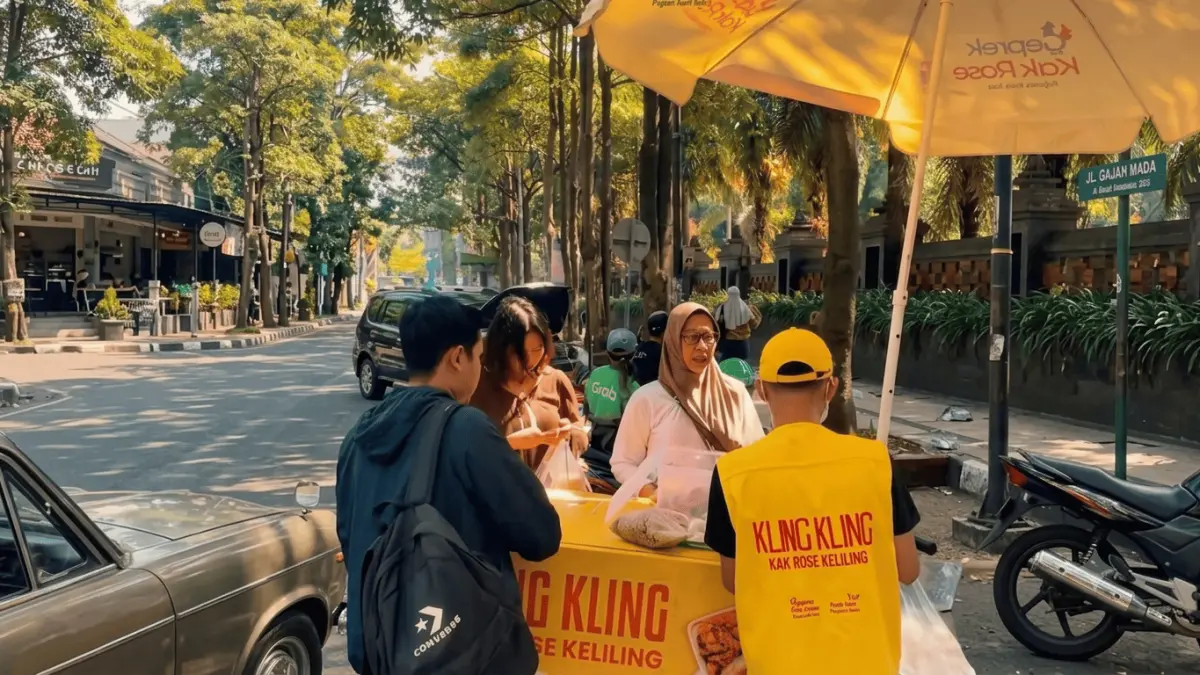 Kling Kling menjual nasi ayam geprek sambil keliling. (@geprekkakrose / Tiktok)