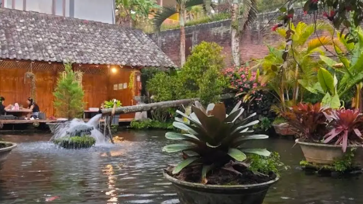 Konsep lesehan di tengah kolam ikan koi menjadi salah satu daya tarik Waroeng Bamboe Sidomoeljo (Google Maps @Kenzie Nurhakim Al abqary)