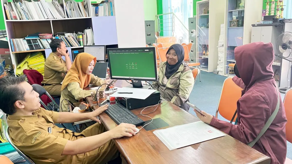 MASIH ADA KESEMPATAN: Beberapa wali murid mengunjungi Posko SPMB Disdikbud Kota Malang, pekan lalu. Mereka mencari informasi terkait SPMB.&nbsp;