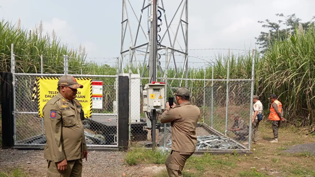 PENERTIBAN: Personel PT Pengelola Menara bersama Satpol PP Kabupaten Malang bersiap mengeksekusi tower BTS di Desa Kemantren, Jabung.