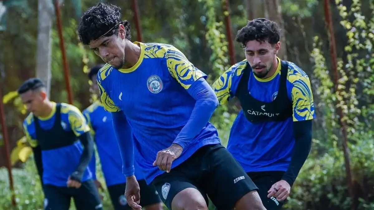 WAJIB TEPAT WAKTU: Betinho Filho dan Gustavo Franca menjalani sesi latihan di Dreams Football Pitch, Pakis, beberapa waktu lalu.