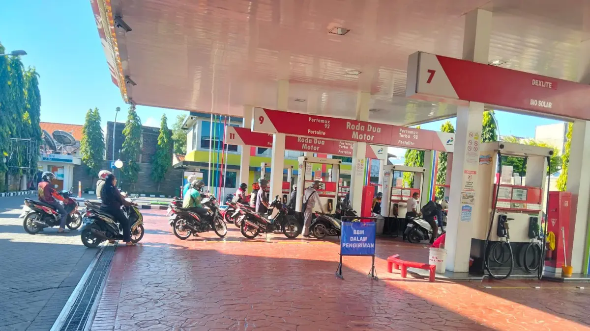 AMAN: Pelanggan mengisi BBM di SPBU Pertamina.