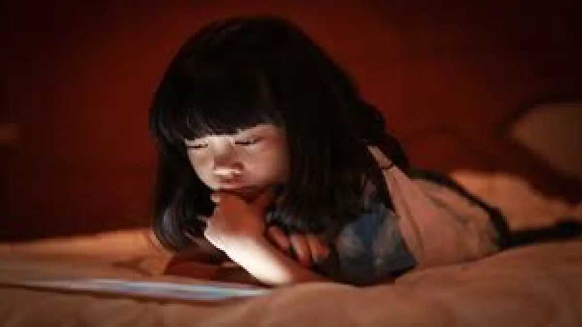 Anak begadang bermain smartphone (Sumber: Halodoc)