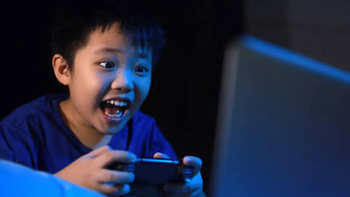 Anaka begadang bermain game (Sumber: Halodoc)
