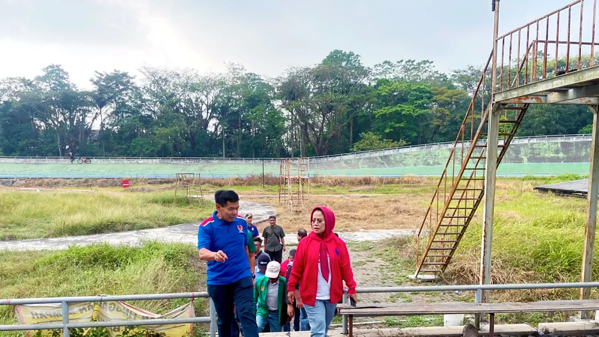 Anggota DPRD Jatim Sri Untari meninjau Velodrome Malang kemarin (28/6) (ANDIKA SATRIA PERDANA/RADAR MALANG)