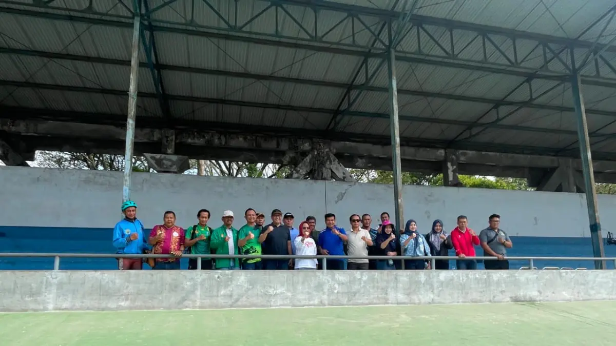 BERPOSE: Ketua Komisi E DPRD Jatim Sri Untari (baju putih) meninjau Velodrome, tadi pagi (28/6). Foto: Andika Satria Perdana