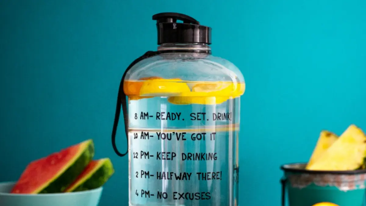 Botol minum dengan pengingat waktu untuk membentuk gaya hidup sehat dengan rajin minum air putih. (Unsplash)