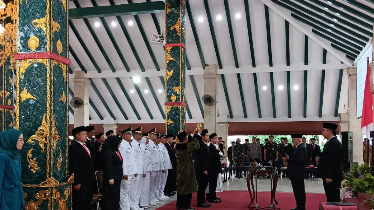 Bupati Malang H M. Sanusi melantik dan mengambil sumpah jabatan sejumlah pejabat di Pendapa Agung beberapa waktu lalu. (Indah Mei Yunita/Radar Kanjuruhan)