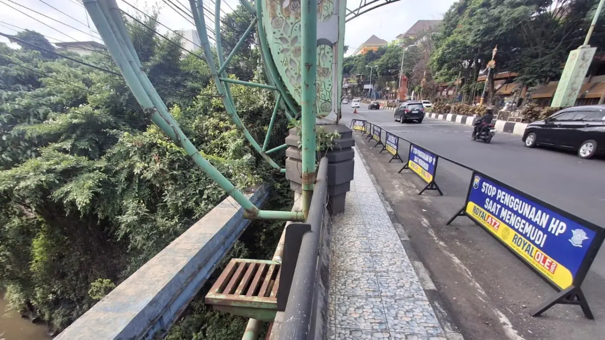 DIHITUNG ULANG: Proyek drainase dari Jalan Letjen Sutoyo sampai Jalan Jaksa Agung Suprapto bakal berakhir di aliran sungai di sebelah Polresta Malang Kota. (Nabila Amelia/Radar Malang)