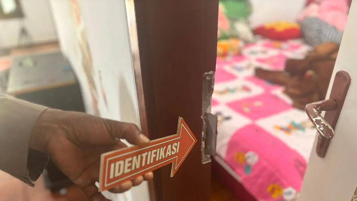 IKUT DIBOBOL: Pintu kamar di rumah warga yang motornya digondol maling.