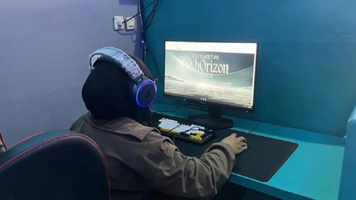 JANGAN SAMPAI KEHABISAN: Seorang mahasiswa sedang berebut tiket konser EXO di Orlin Internet Cafe beberapa waktu lalu.